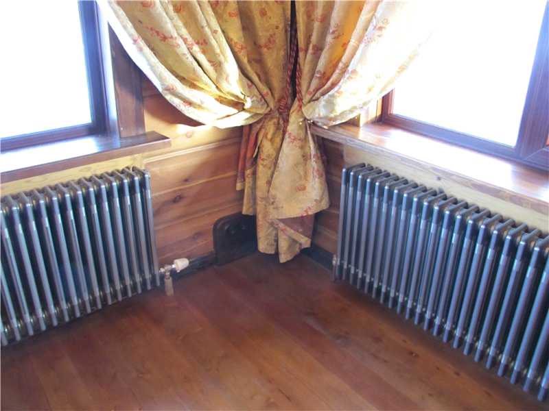 Деревянный плинтус и накладка для размещения розетки